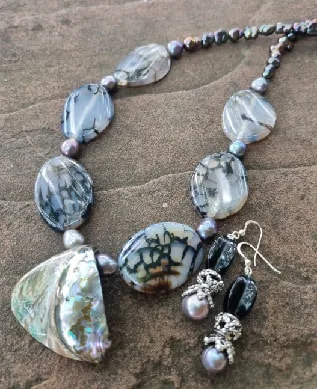 Spider agate and freshwater pearl necklace earring set